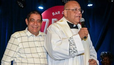 Zeca Pagodinho inaugura bar no Rio com presença de padre para benzer o estabelecimento