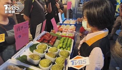 士林夜市1顆釋迦200元！陸客怨：試吃和買的不同│TVBS新聞網