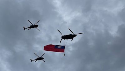 巨幅國旗飛越台北上空！ CH-47SD、黑鷹直升機預演