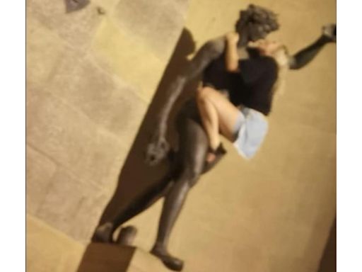 La condena en Italia por la turista que simuló tener sexo con una estatua de Baco, el dios romano del vino y el placer