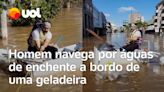 Enchentes no RS: Homem usa geladeira como barco para atravessar bairro alagado; veja vídeo