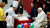 教宗方濟各喜迎87歲生日 孩童吹蛋糕唱歌慶生