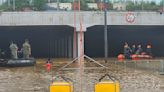 Sacan 9 cuerpos de un túnel inundado tras fuertes lluvias en Corea del Sur