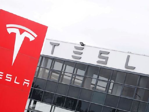 El servicio de asesoramiento ISS desaconseja una compensación de 56.000 millones de dólares para el consejero delegado de Tesla, Musk - Reuters Por Investing.com