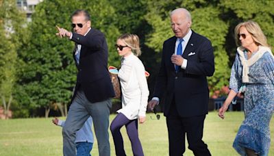 Família de Biden pede que ele siga a campanha e critica assessores por debate ruim