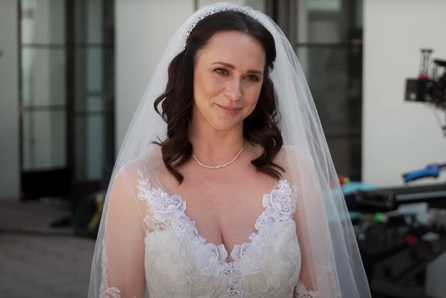 Yes, that's Jennifer Love Hewitt singing 'Islands in the Stream' during her “9-1-1” wedding