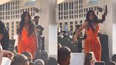 Cardi B arroja micrófono a fan que la mojó en pleno concierto