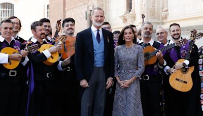 Los reyes Felipe y Letizia protagonizan un momentos muy divertidos con la Tuna