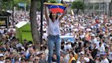 La Nación / Al grito de ¡Libertad!, oposición venezolana se moviliza tras protestas que dejan 12 muertos