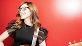 Lisa Loeb, on tour with old pal Lyle Lovett, is ready to talk - The Boston Globe