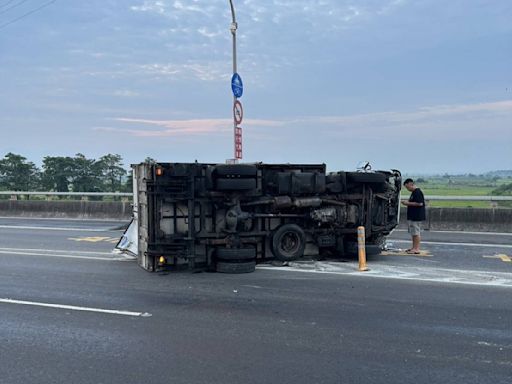 高屏大橋清晨砂石車翻覆 4車阻道交通受阻3小時