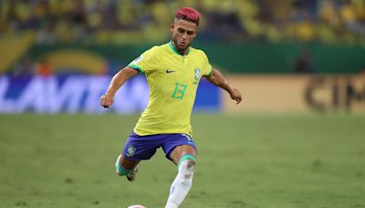Yan Couto, lateral da seleção brasileira, está na mira do Borussia Dortmund por 25 milhões de euros, diz jornal