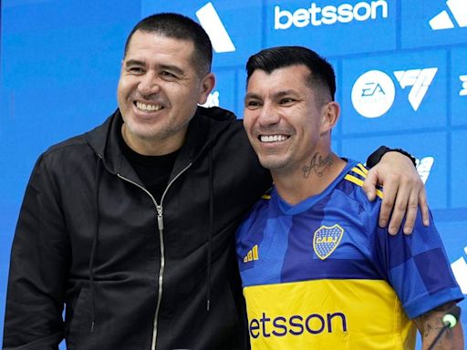 Los elogios de Juan Román Riquelme a Gary Medel que marcaron la presentación del Pitbull en Boca Juniors - La Tercera