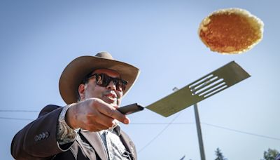 Alberta NDP leader Naheed Nenshi draws large crowd at Calgary Stampede breakfast