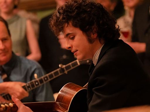 Watch Timothée Chalamet Sing ‘Like a Rolling Stone’ as Bob Dylan in New Trailer