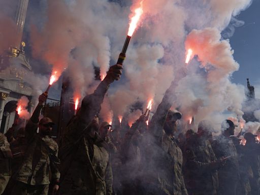 Thousands in Ukraine honor soldiers killed in blast and urge government to get prisoners freed