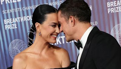 Katy Perry y Orlando Bloom compartieron romántico beso en un yate durante sus últimas vacaciones