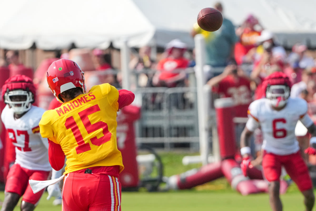 Patrick Mahomes' Jaw-Dropping Pass In Practice Goes Viral