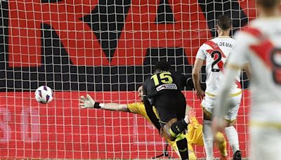 0-1. 'Choco' Lozano da ventaja al Almería al descanso