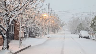 La nieve llegó a Cutral Co y Plaza Huincul este jueves y ya hay varios centímetros acumulados - Diario Río Negro