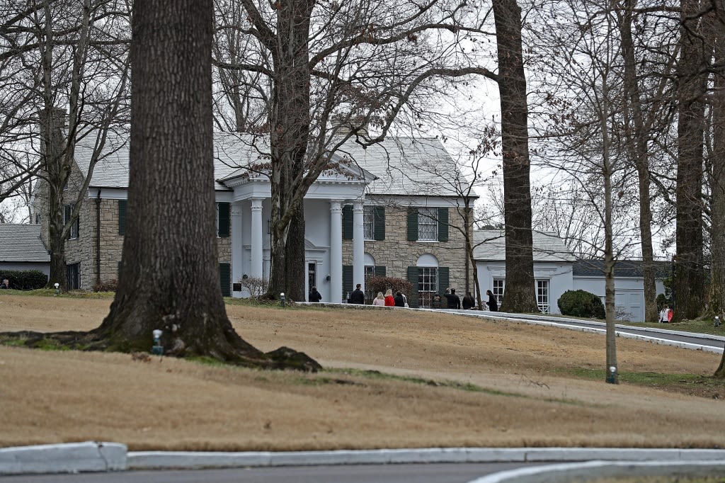 Elvis Presley’s ‘Graceland’ Foreclosure Sale Ends As Company Apparently Withdraws Claims