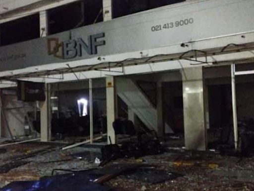 La Nación / En asalto tipo comando, destrozan sucursal del BNF en Natalio
