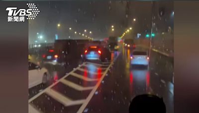 天雨路滑！轎車「國道上切西瓜」 害大車打滑翻覆│TVBS新聞網