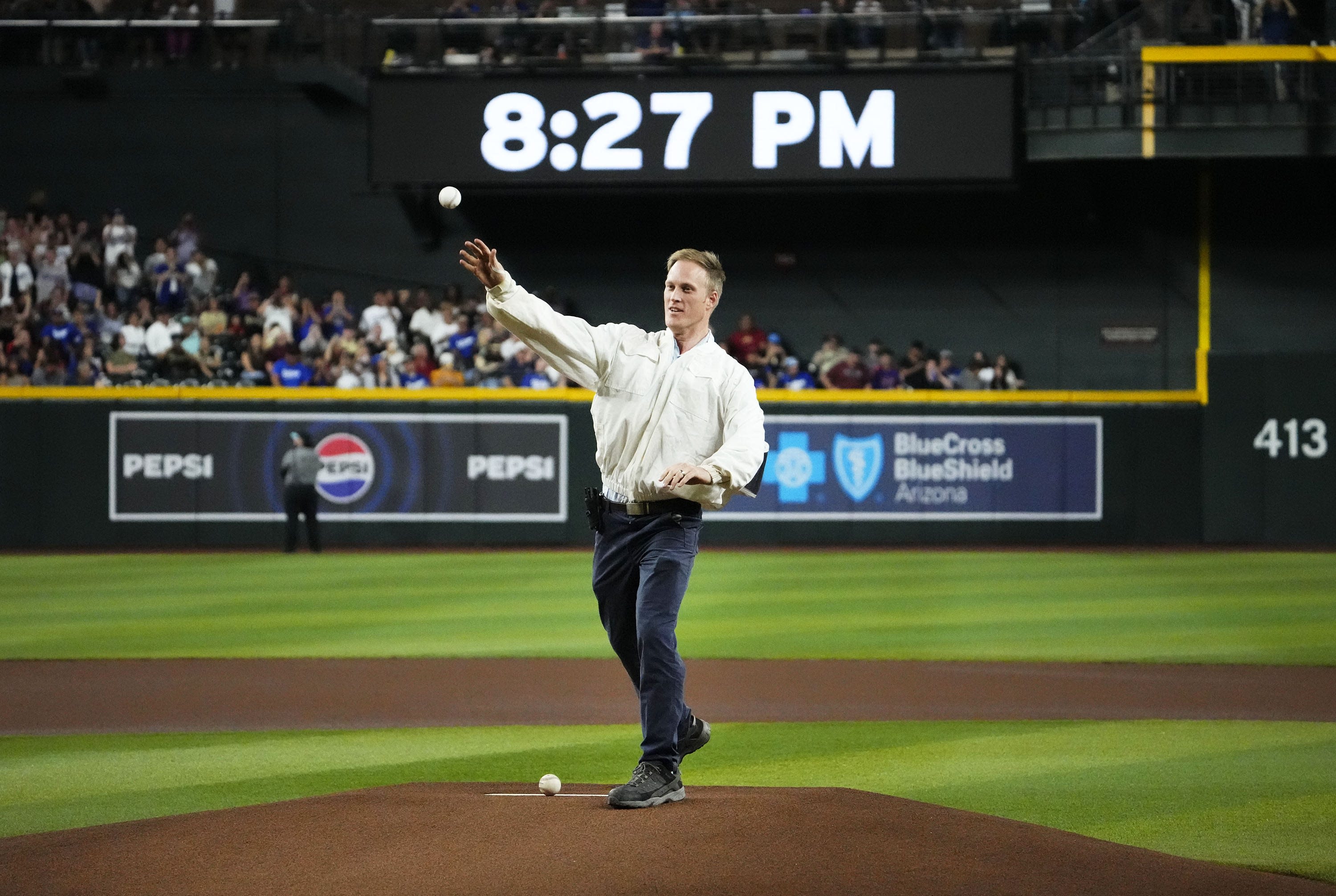 ‘Thank you bee guy’: How the Diamondbacks handled swarm at Chase Field