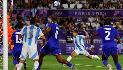 Del anticipo para el gol a los 4 minutos, a la increíble falla de Simeone con el arco vacío: las jugadas destacadas de Argentina-Francia en los Juegos Olímpicos