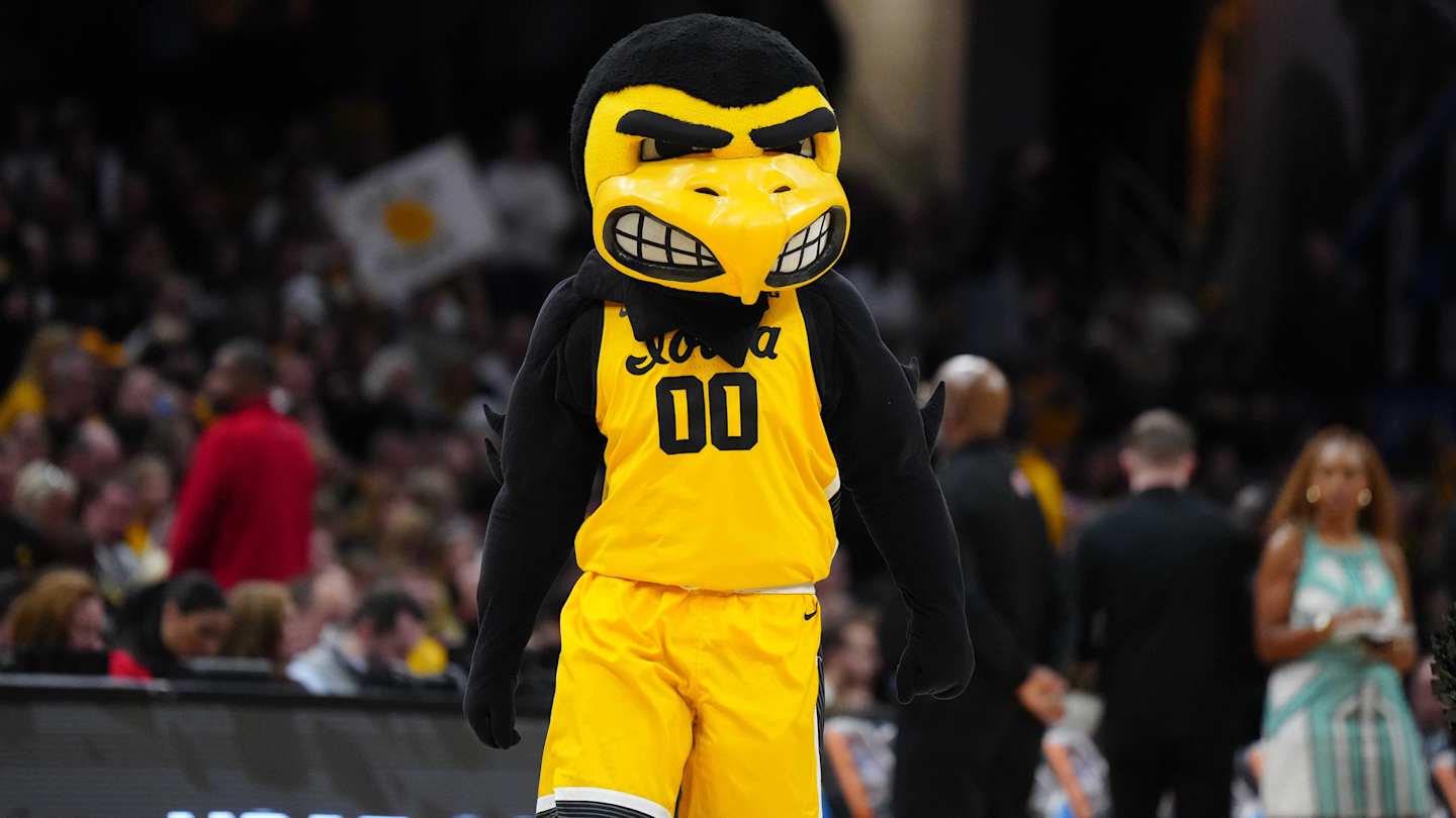 Iowa Hawkeyes Basketball Lands Intriguing Guard Commitment