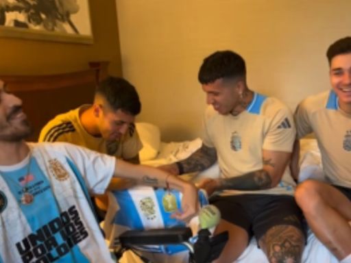 El emotivo encuentro de un fan con los jugadores de la selección argentina que terminó con un palito para Guardiola