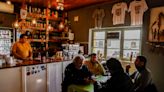 Bajo caracoles: el pueblo mínimo que es un oasis para los viajeros en la soledad extrema de la estepa patagónica