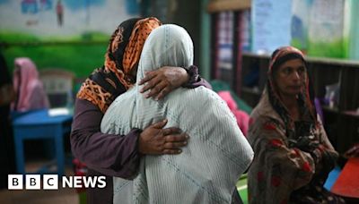 Kerala: Search for bodies after India landslide buried hundreds