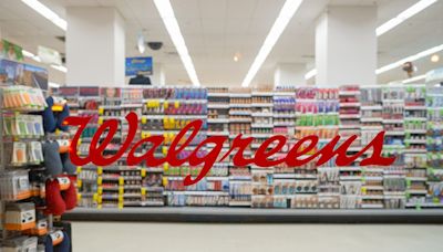 Walgreens reducirá el precio de 1,300 productos para este verano - La Opinión