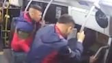 Video: violento robo piraña a un joven en un colectivo en pleno Recoleta