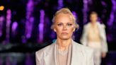 ‘Slay’: Pamela Anderson, de 55 años y la estrella de la serie Baywatch, arrasó en la pasarela en un desfile de moda en Miami