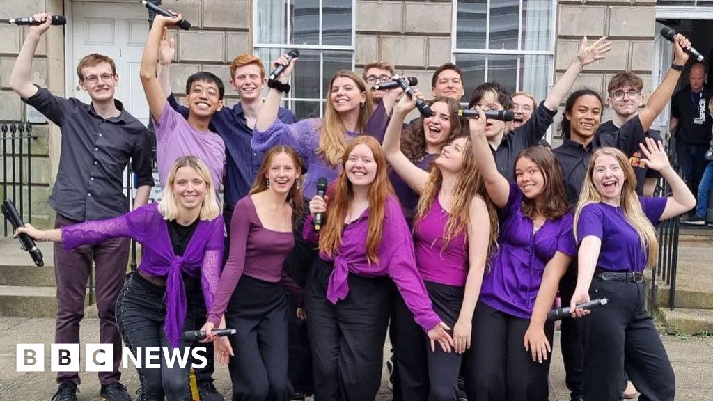 Performers take to streets as power cuts hit Edinburgh Fringe