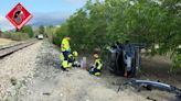 Dos ocupantes de un coche resultan heridos tras ser arrollados por el tren en un paso a nivel por Agres