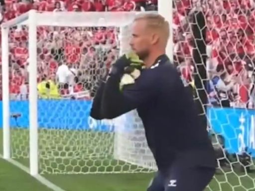 Kasper Schmeichel wows fans with 'The Danish Catch'