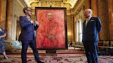 英國查爾斯國王首張肖像畫「太紅」 引發各種討論 - 國際