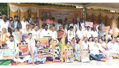 Broomstick protest against ‘conspiracy’ to oust CM Siddaramaiah - Star of Mysore