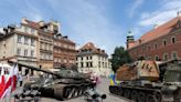 Tanques rusos destrozados se exhiben en Varsovia, Polonia alaba el valor de Ucrania