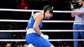 La boxeadora Angela Carini rompió en llanto tras abandonar la pelea olímpica contra una rival cuestionada por su género