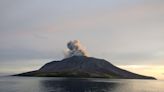 El volcán indonesio Ruang continúa en máxima alerta aunque sin nuevas erupciones mayores