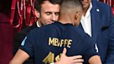 Insólito: a Macron se le escapó y confirmó en qué club jugará Mbappé la próxima temporada | + Deportes