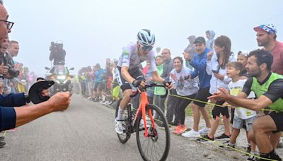 Una fiesta en el infierno: así vivieron los aficionados la subida al Cuitu Negru en la Vuelta Ciclista a España