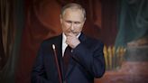 Putin cumple 70 años en su momento más bajo
