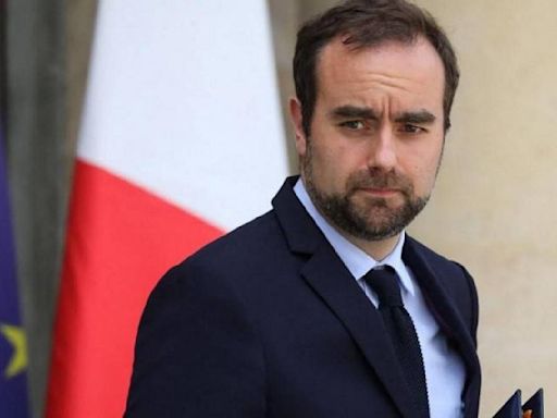 Gobierno francés recuerda que Emmanuel Macron es el jefe de Fuerzas Armadas