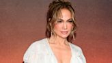 Jennifer Lopez, à tout juste 55 ans, elle se dévoile en maillot de bain échancré et affiche un corps musclé