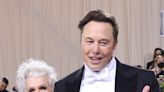 La mamá de Elon Musk posa en traje de baño a los 74 años